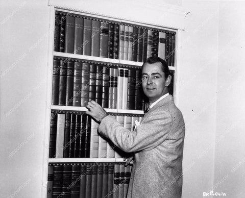 candid photo Alan Ladd at home in his library 1390-10