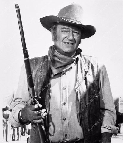 John Wayne and his Winchester western film The Undefeated 1407-24