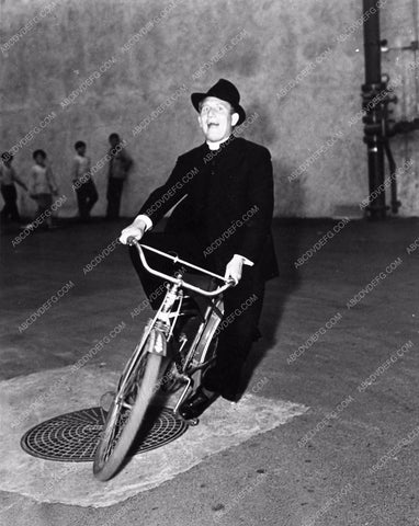 Spencer Tracy clowning around on bicycle 1425-30