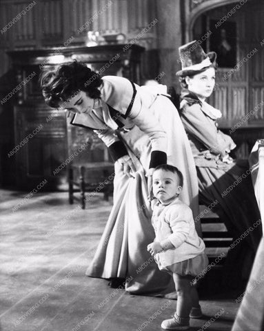 candid Elizabeth Taylor and son behind the scenes 1454-04