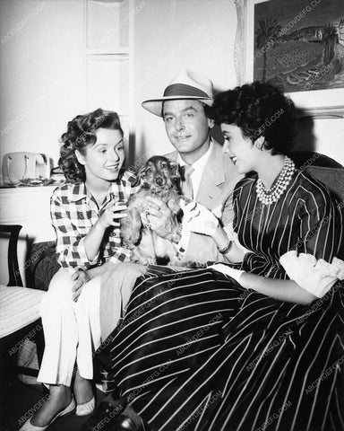 candid Elizabeth Taylor Debbie Reynolds and cute dog Gig Young 1454-09