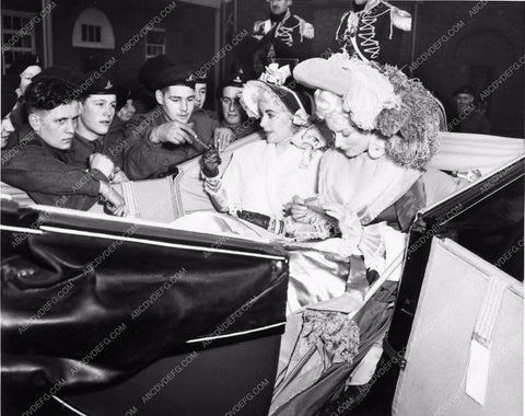 candid Elizabeth Taylor behind the scenes Beau Brummel 1454-13