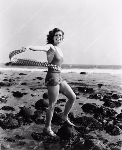 Clara Bow on the beach in bathingsuit 1462-08