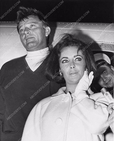 candid Richard Burton Elizabeth Taylor getting off an airplane 1482-15