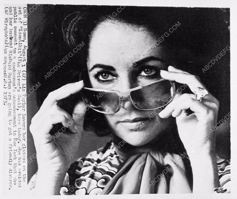 news photo Elizabeth Taylor in her sunglasses 1482-17