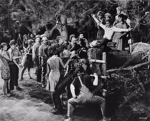 Pamela Austin and the cast film Kissin' Cousins 1482-27