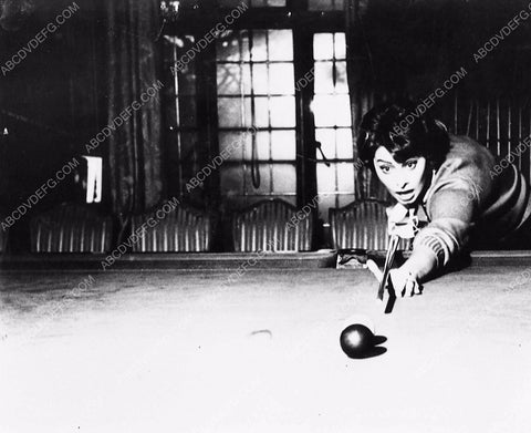 Sophia Loren lining up her pool shot 1483-09