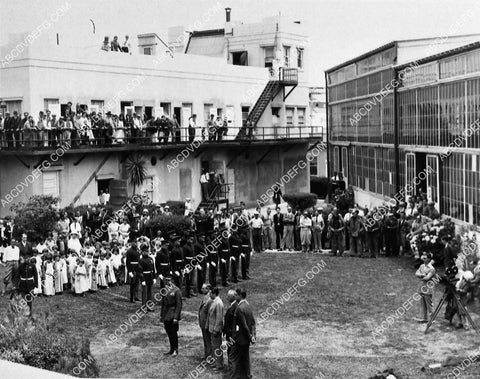 Louis B Mayer Lon Chaney Sr Irving Thalberg & hundreds at MGM Studios cool shot 1499-27