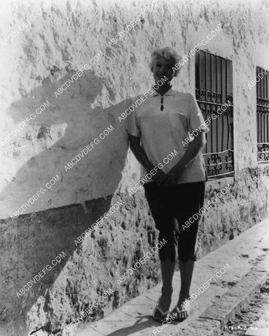 candid Jayne Mansfield touring Italy 1509-02