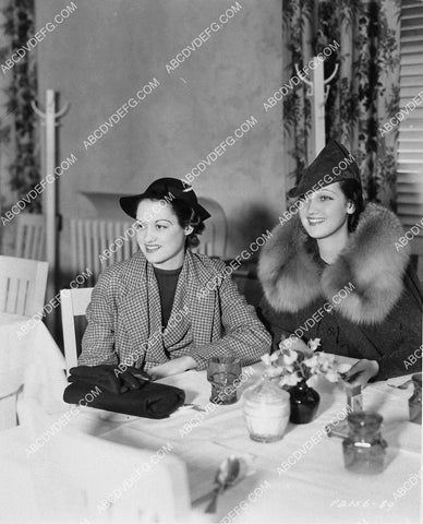 candid Dorothy Lamour w her clone (her sister maybe) 1518-15