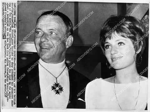 news photo Frank Sinatra Jacqueline Bisset attend premiere of The Detective 1525-23