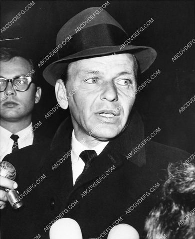 Frank Sinatra swarmed by the press 1525-31