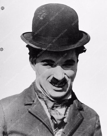 Charlie Chaplin as the tramp in bowler derby hat 1598-02