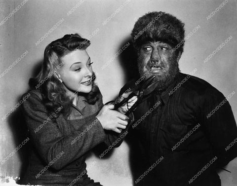 candid Lon Chaney Jr Evelyn Ankers trims The Wolf Man's beard 1625-28