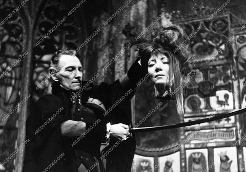 Peter Cushing w decapitated Ingrid Pitt horror film Vampire Lovers 1627-08