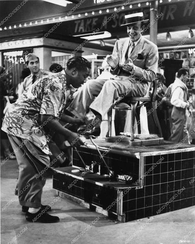 Fred Astaire gets his shoes shined film Band Wagon 1685-23