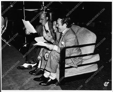 candid Frank Sinatra Bob Hope laughing it up 1729-34