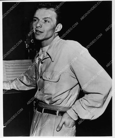 Frank Sinatra in the recording studio w the band 1730-02