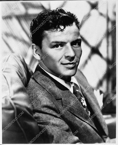 Frank Sinatra mobbed by a bunch of fans 1730-10