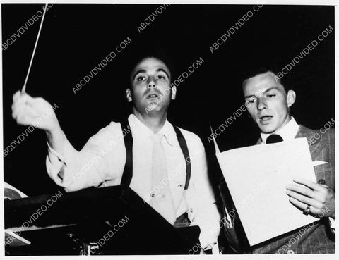 lucky fan bumps into Frank Sinatra and gets autograph 1730-13
