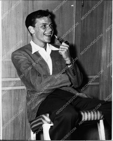 Frank Sinatra relaxing w his pipe 1731-04