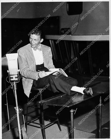 candid Frank Sinatra making some notes on his notes 1731-11