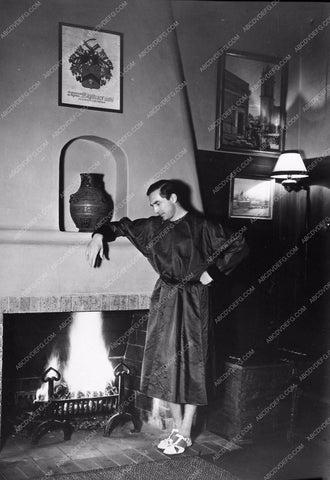 Bela Lugosi at home 1788-22