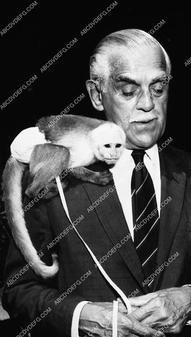 Boris Karloff w a monkey on his shoulder TV Thriller 1848-14