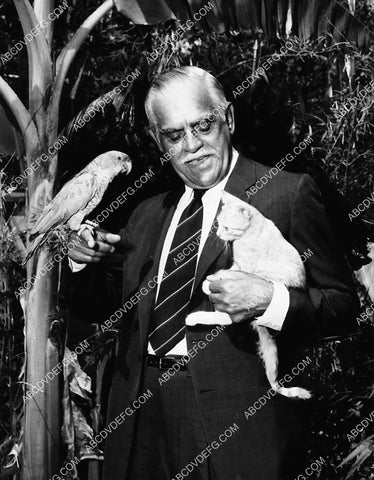 Boris Karloff w a parrot and a cat TV Thriller 1848-15