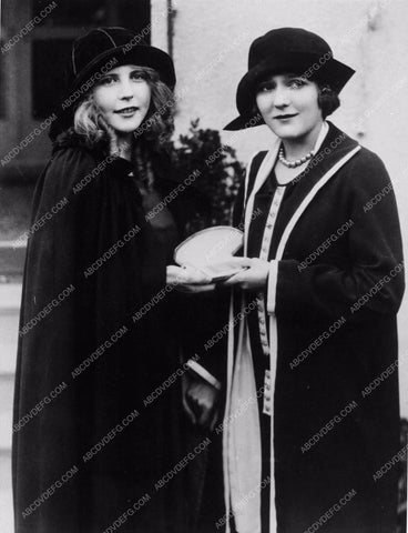 candid Mary Pickford at home 1864-25