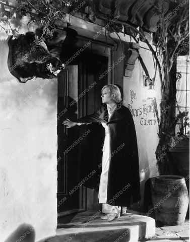 Marion Davies enters boar head's tavern in Peg O' My Heart 1875-03