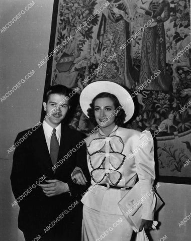 candid Joan Crawford w date 1899-07