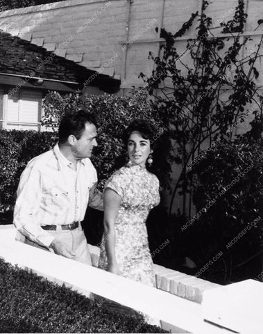 candid Elizabeth Taylor Michael Todd in their backyard 1902-34