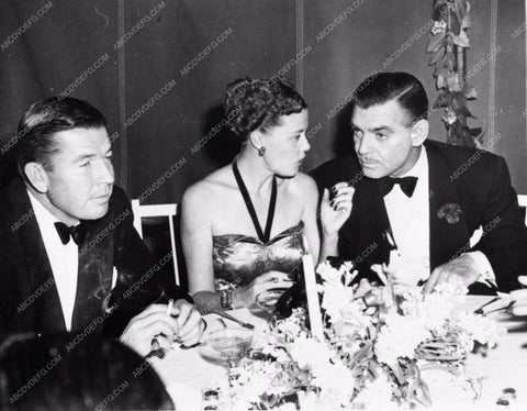 candid photo Bruce Cabot Joan Harrison Clark Gable dining out on the town 1910-32