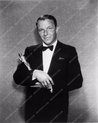Frank Sinatra with his Oscar 1920-14