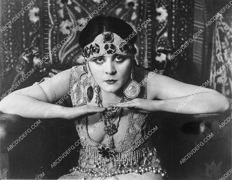 great Theda Bara portrait 1921-29