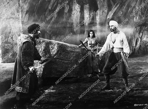 Caroline Munro John Phillip Law film The Golden Voyage of Sinbad 1940-12