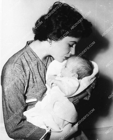 candid Elizabeth Taylor and child 1974-36