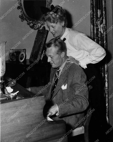 candid Jeanette MacDonald w Gene Raymond at at the piano 1983-03