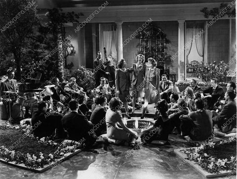 The andrews Sisters and a very big cast film What's Cookin 1854-23