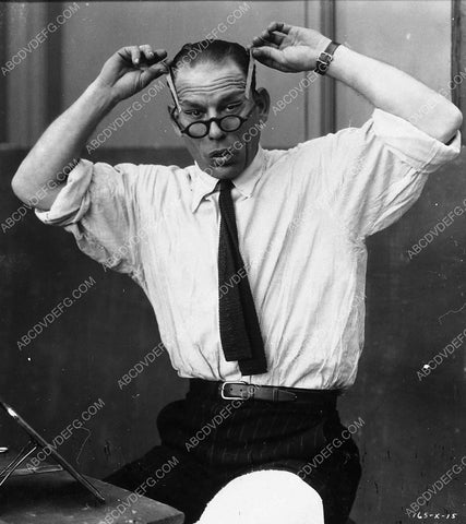 Lon Chaney Sr behind the scenes does his makeup for silent film A Blind Bargain 1987-30