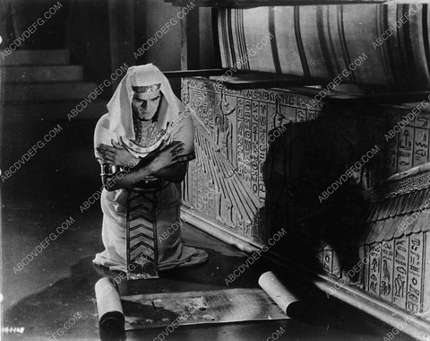 Boris Karloff and the scroll film The Mummy 1987-36