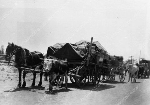 news photo depression era farmers leaving dust bowl conditions 2001-34