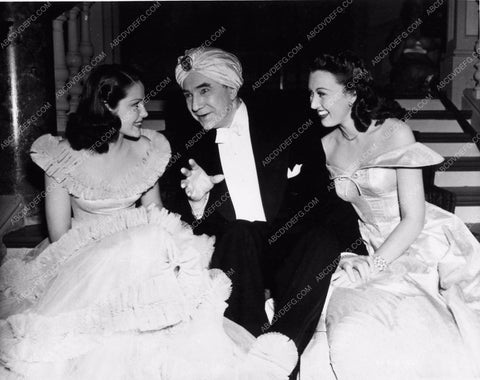 behind the scenes candid of Bela Lugosi and two babes 2034-04
