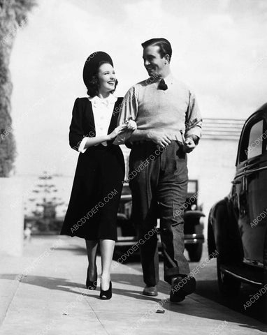 candid Linda Darnell John Payne strolling down the sidewalk 2053-17