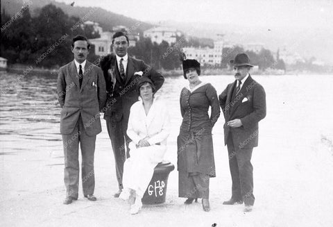 Bela Lugosi dining candid 2086-17