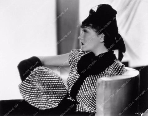 Gloria Swanson profile in stunning matching fashion 2088-15