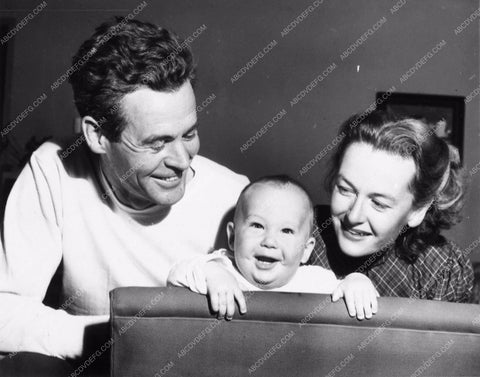 candid Robert Ryan wife Jessica Cadwalader and child at home 2107-01
