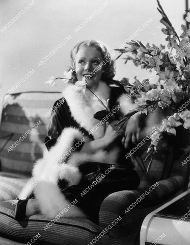 Alice Faye w lots of flowers 2120-11
