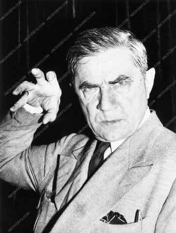 Bela Lugosi candid 2124-26